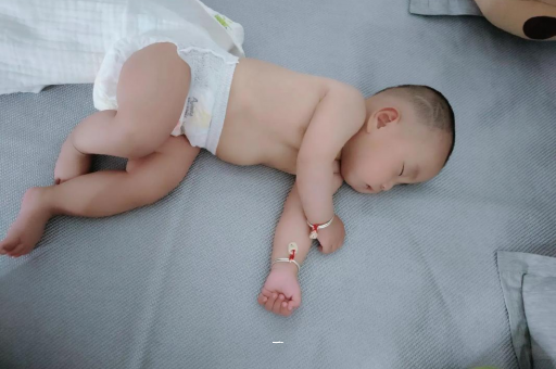 唐山宝宝胳膊上起红疙瘩